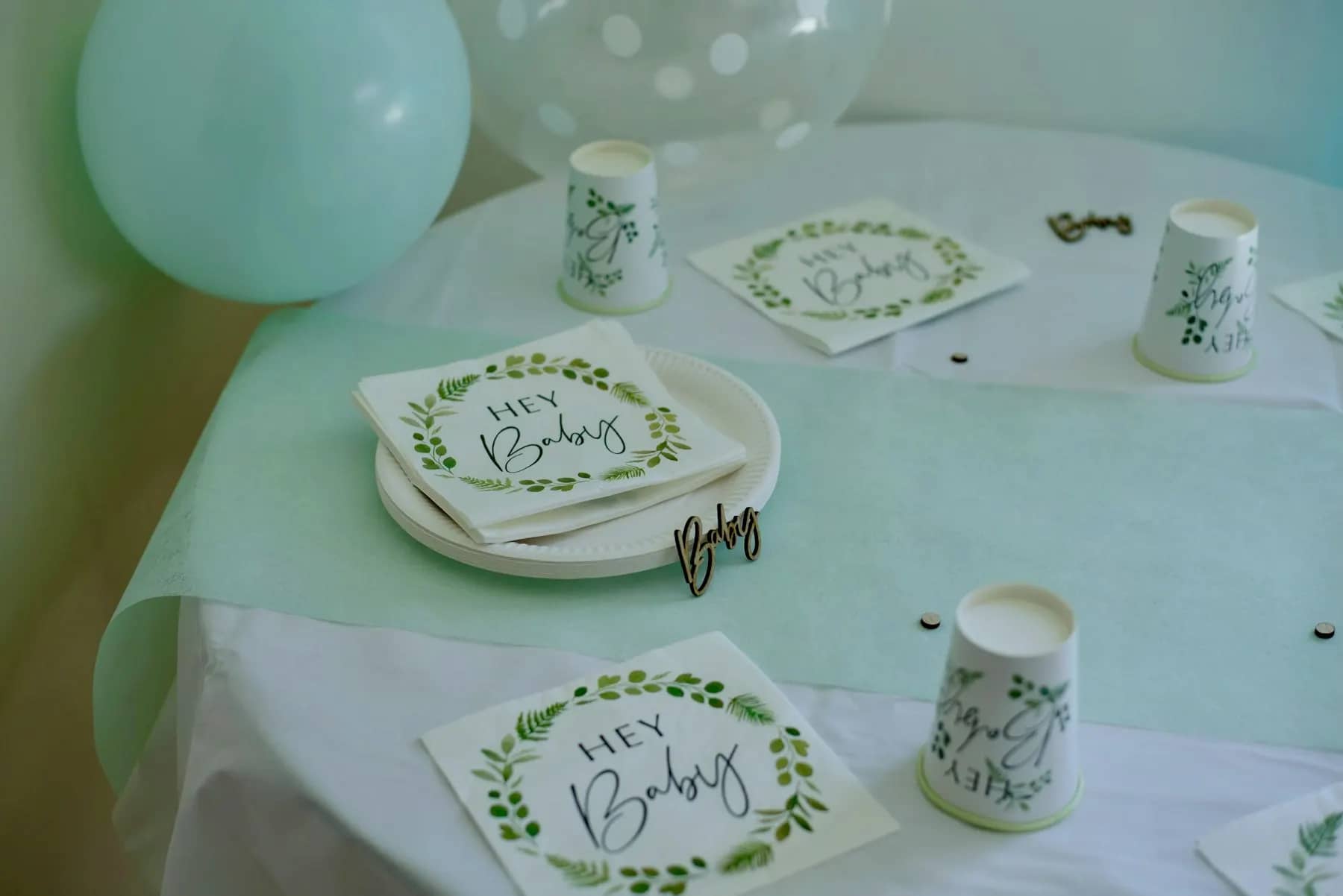 Decor de petrecere cu șervețele și pahare personalizate