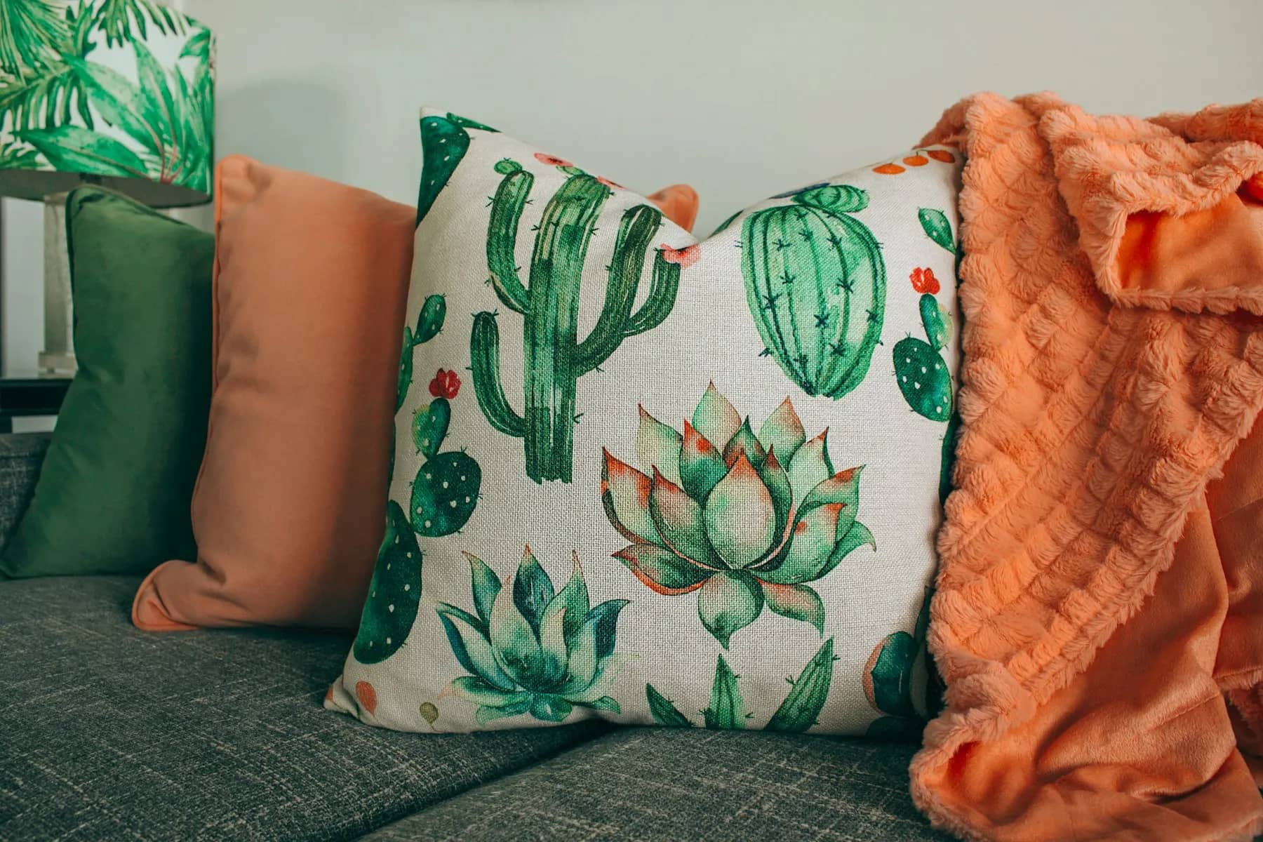 Pernă decorativă cu model imprimat pe canapea