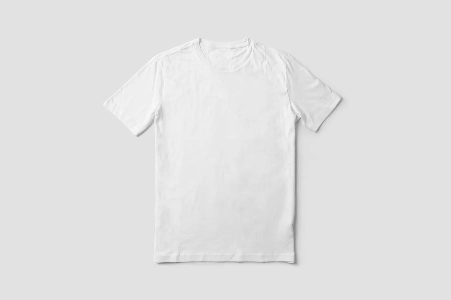 Tricou alb pe fundal deschis
