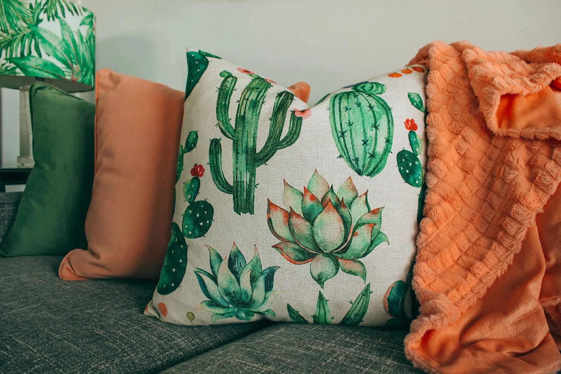 Pernă decorativă cu model imprimat pe canapea